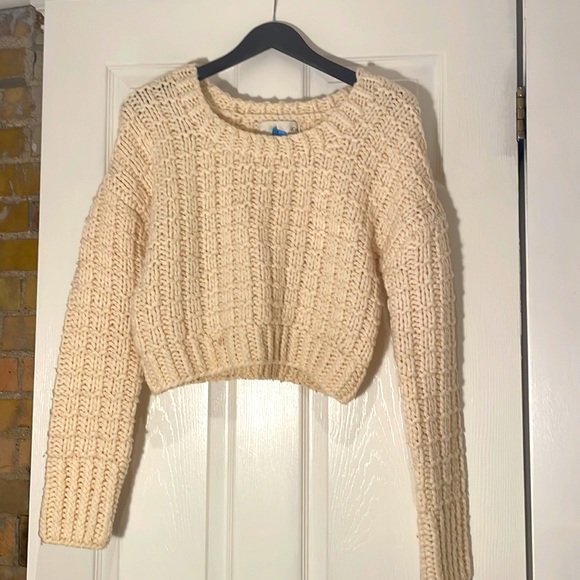 Cute, cropped cable-knit sweater size medium - Picture 1 of 6
